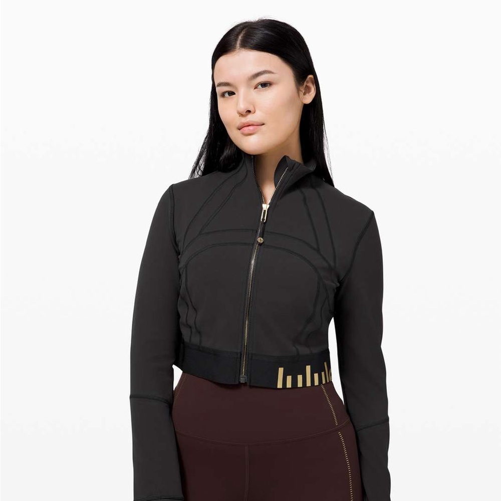 Lululemon Limited Edition cropped Black/Gold Jacket
Size 8🖤